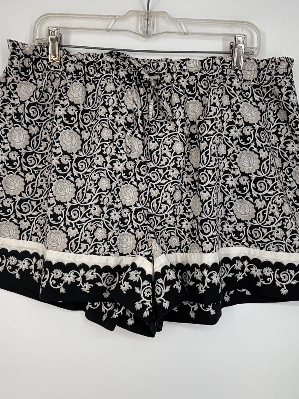 Universal Thread Womens Large Pull-On Shorts Black Taupe Floral Cotton Relaxed
